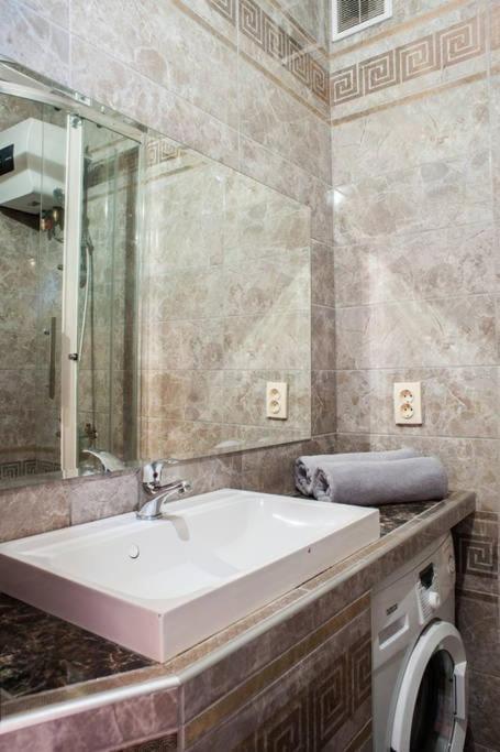 Apartment On Lenina 9 Минск Екстериор снимка